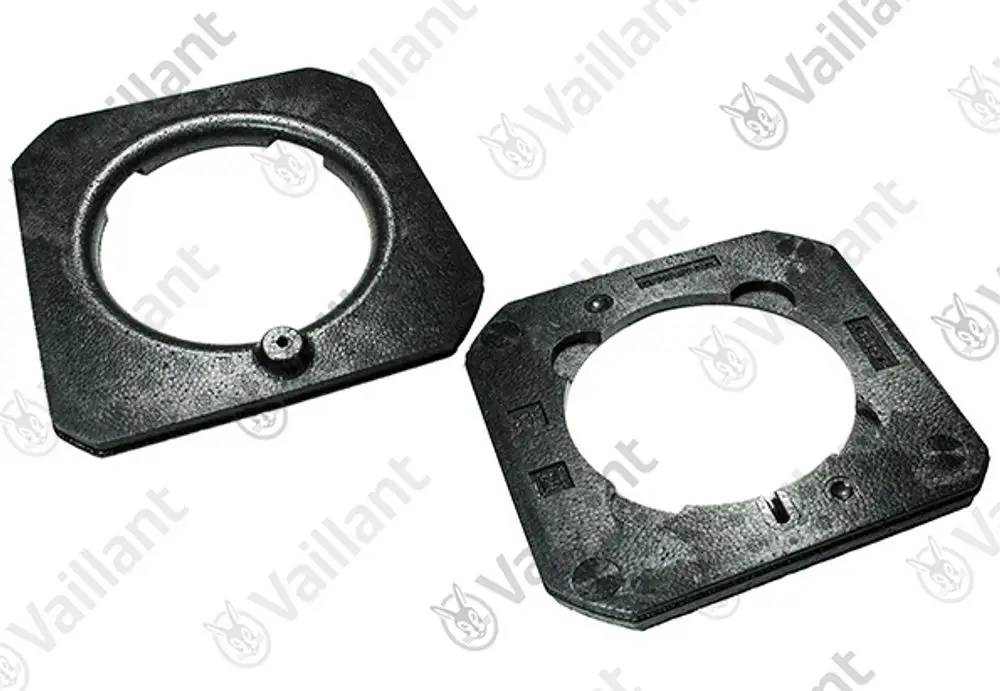 Zwei schwarze Halterungen von Vaillant für ein Gebläse. Eine hat einen runden Ausschnitt, während die andere quadratisch und mit unterschiedlichen Öffnungen versehen ist.